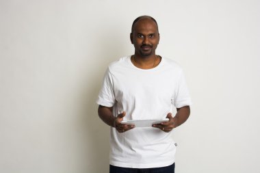 tablet ile Afrika adam