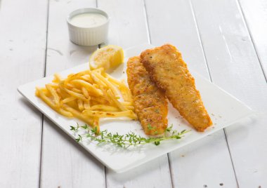 Balık ve cips plaka üzerinde