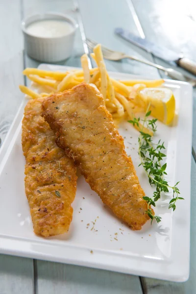 Balık ve cips plaka üzerinde