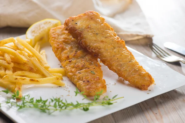 Fish and chips on plate — Stock Photo, Image