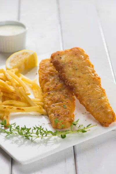 Pesce e patatine fritte sul piatto — Foto Stock