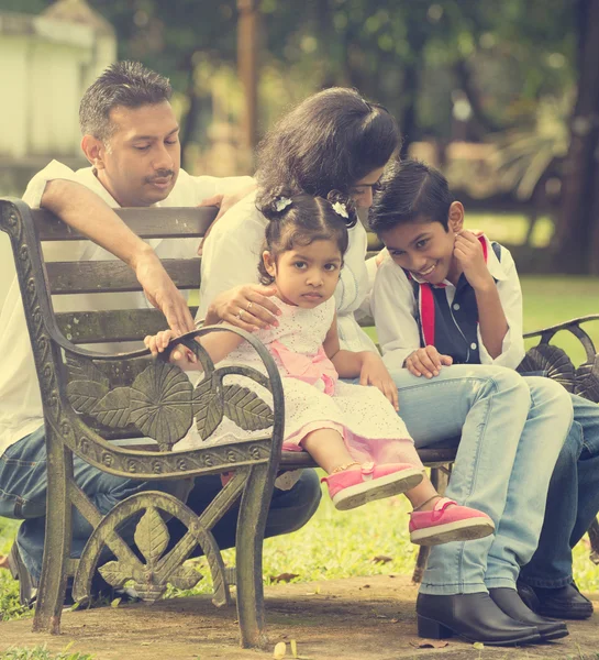 Indische Familie im Park — Stockfoto