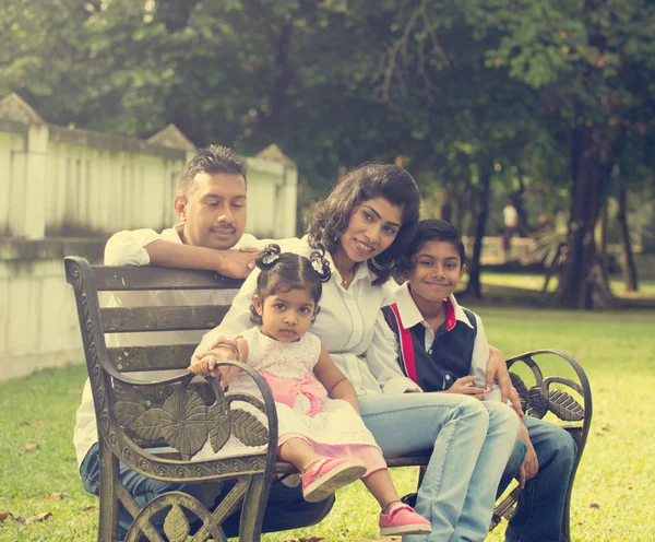 Família indiana no parque — Fotografia de Stock