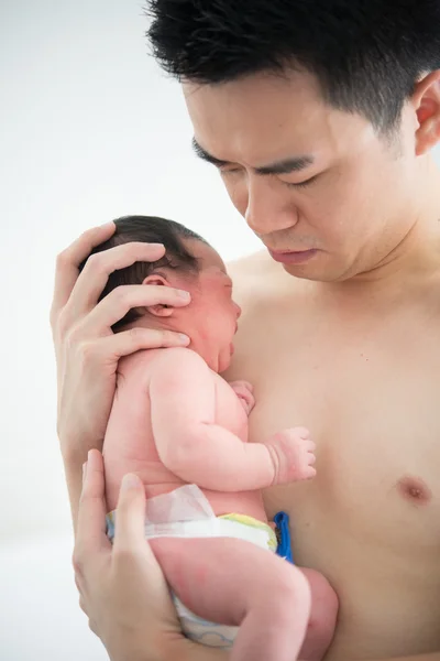 Asiatique nouveau-né bébé et papa — Photo