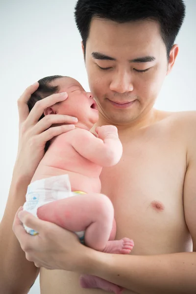 Азиатский новорожденный ребенок и папа — стоковое фото