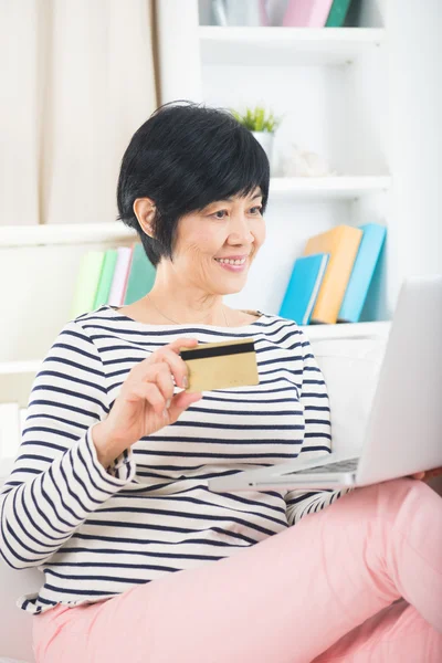 Feminino usando cartão de crédito no laptop — Fotografia de Stock