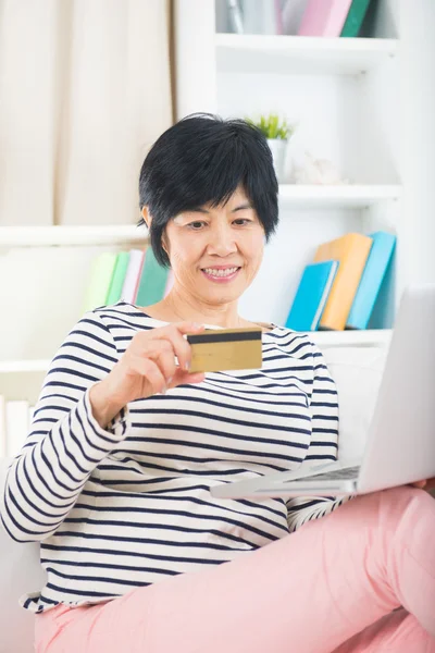 Mujer usando tarjeta de crédito en el ordenador portátil — Foto de Stock