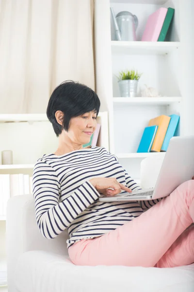 Azjatyckich kobiet korzysta z laptopa — Zdjęcie stockowe