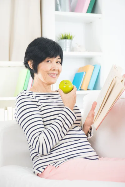 アジア女性食用リンゴ — ストック写真