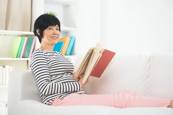 Asiática livro de leitura feminina — Fotografia de Stock