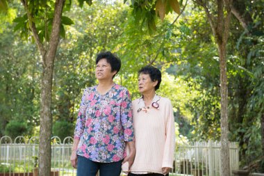 iki Çinli üst düzey kadın