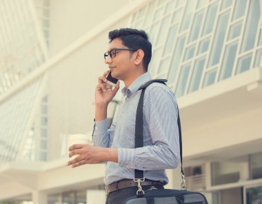 bir telefon üzerinden Hintli işadamı