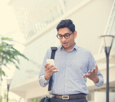 bir telefon üzerinden Hintli işadamı