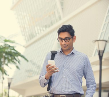 bir telefon üzerinden Hintli işadamı