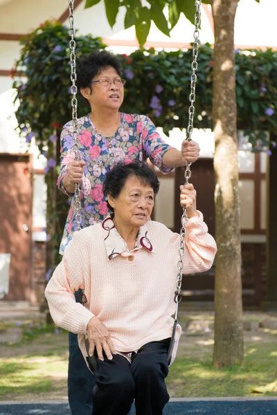 Dos mujeres mayores chinas — Foto de Stock