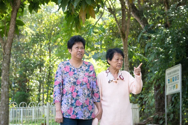 Twee chinese senior vrouwen — Stockfoto