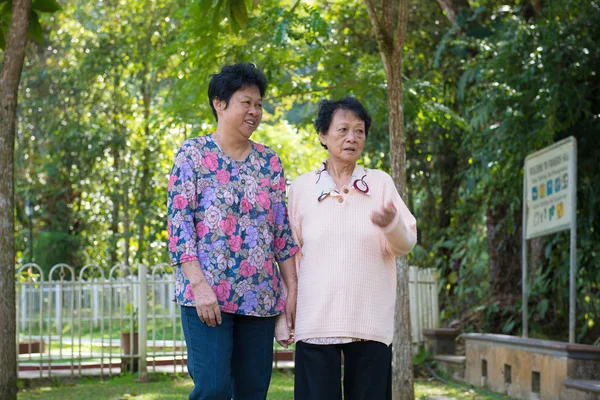 Δύο κινεζικές γυναίκες ανώτερος — Φωτογραφία Αρχείου