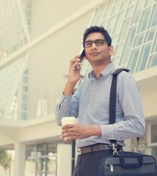 Indiana empresário sobre em um telefone — Fotografia de Stock