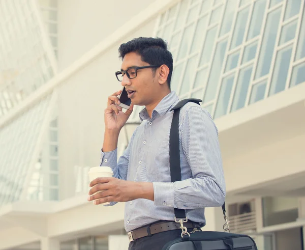 Uomo d'affari indiano sopra su un telefono — Foto Stock