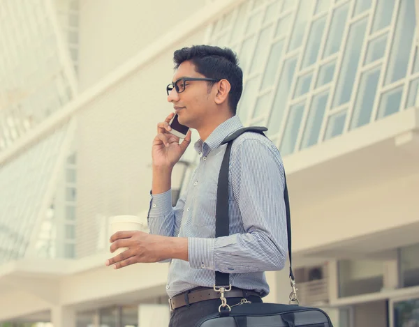 bir telefon üzerinden Hintli işadamı