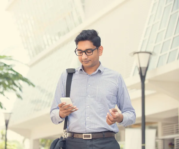 Empresario indio en un teléfono — Foto de Stock