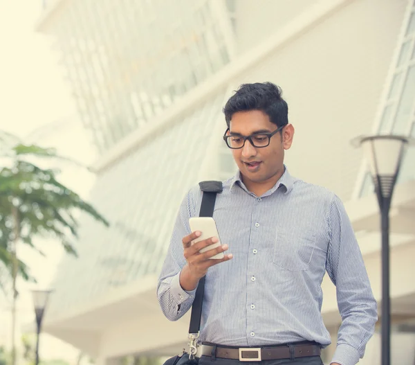 Indisk affärsman över på en telefon — Stockfoto