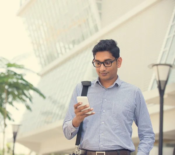 bir telefon üzerinden Hintli işadamı