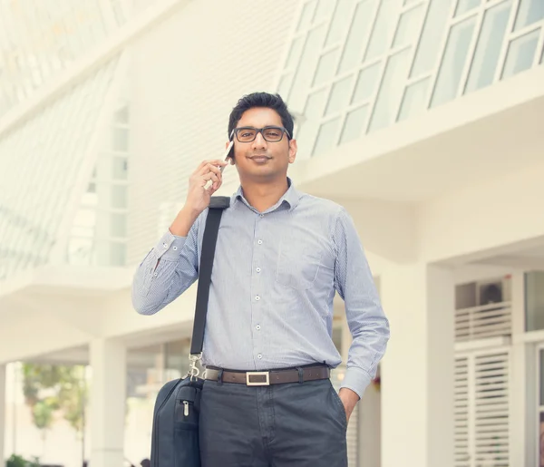 Indisk affärsman över på en telefon — Stockfoto