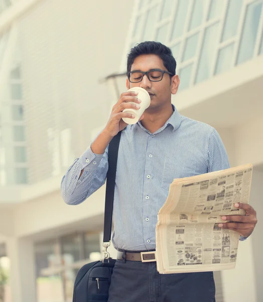 Indický muž s kávou — Stock fotografie
