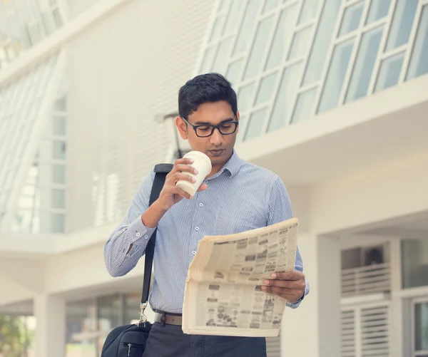 Indiase man met koffie — Stockfoto