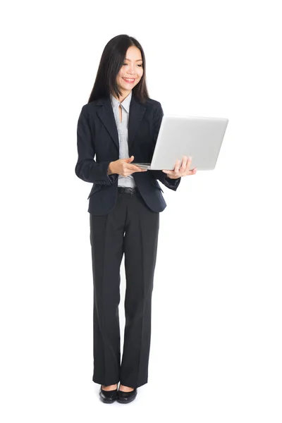 Azjatycki biznes kobieta na laptopie — Zdjęcie stockowe