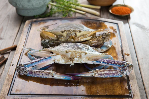 Raw crabs with spices — Stock Photo, Image