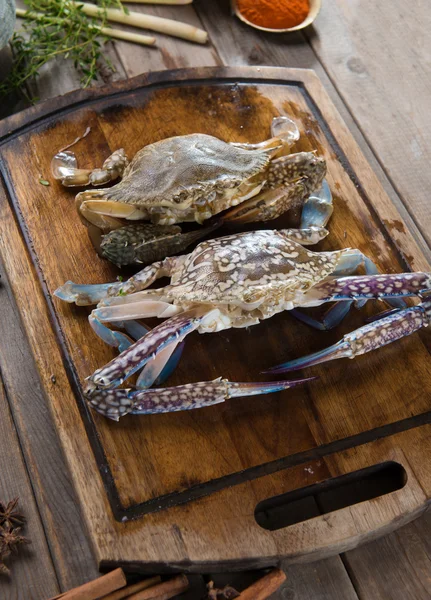 Raw crabs with spices — Stock Photo, Image