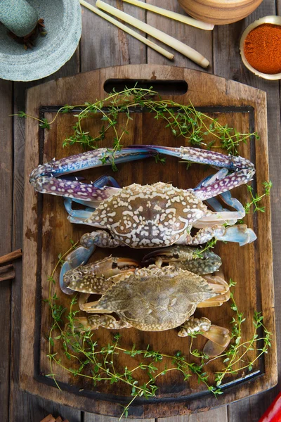 Raw crabs with spices — Stock Photo, Image