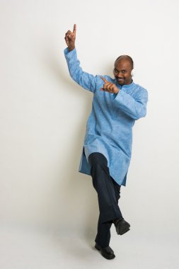 Hintli erkek dansçı