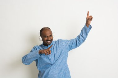 Hintli erkek dansçı