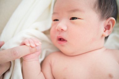 Asya yeni doğan bebek