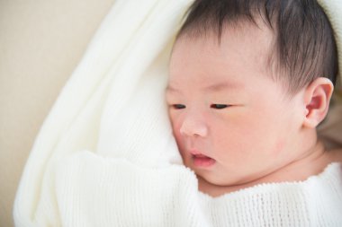 Asya yeni doğan bebek