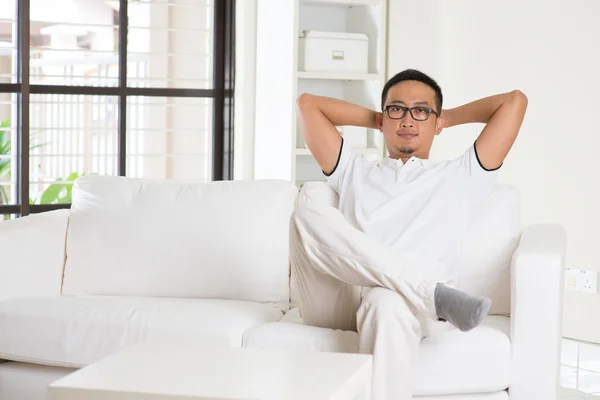 Casual asiático homem relaxante — Fotografia de Stock
