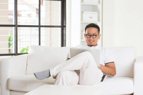 Asian man using notebook — Stock Photo, Image