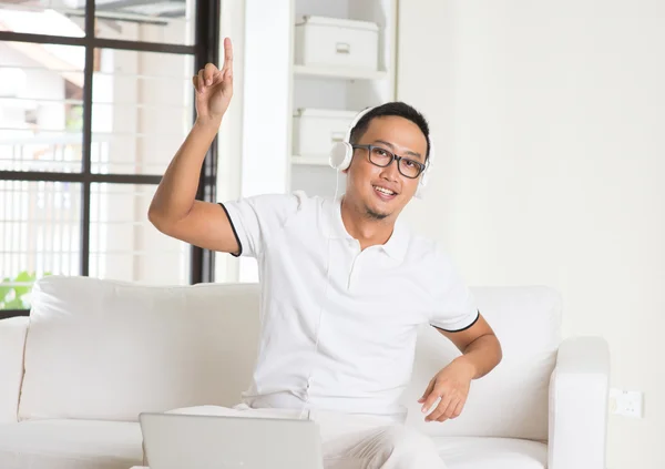 Asiático hombre disfrutando de música — Foto de Stock