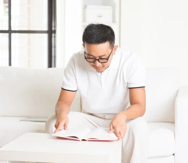 Casual asiatiska man läser — Stockfoto