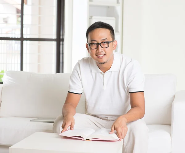 Casual asiático hombre leyendo — Foto de Stock