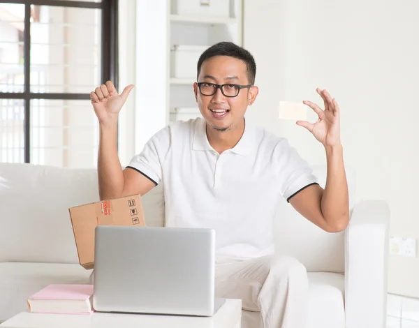 Casual asiático homem compras online — Fotografia de Stock