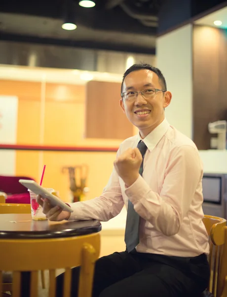 Azjatycki biznes człowiek w kawiarni — Zdjęcie stockowe