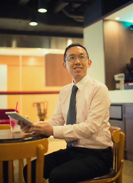 Азиатский бизнесмен в кафе — стоковое фото