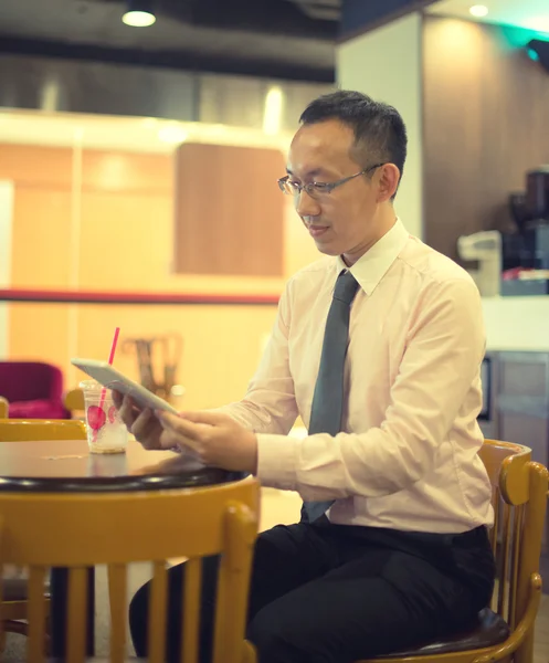 Asiático homem de negócios no café — Fotografia de Stock