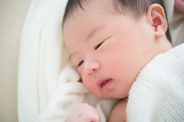 Asiático recém-nascido bebê — Fotografia de Stock
