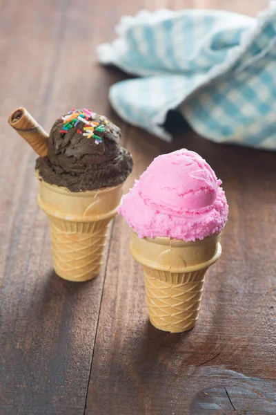 Gelado de chocolate e morango — Fotografia de Stock