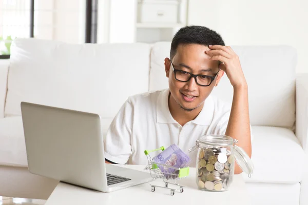 Asiático cara usando internet computador — Fotografia de Stock